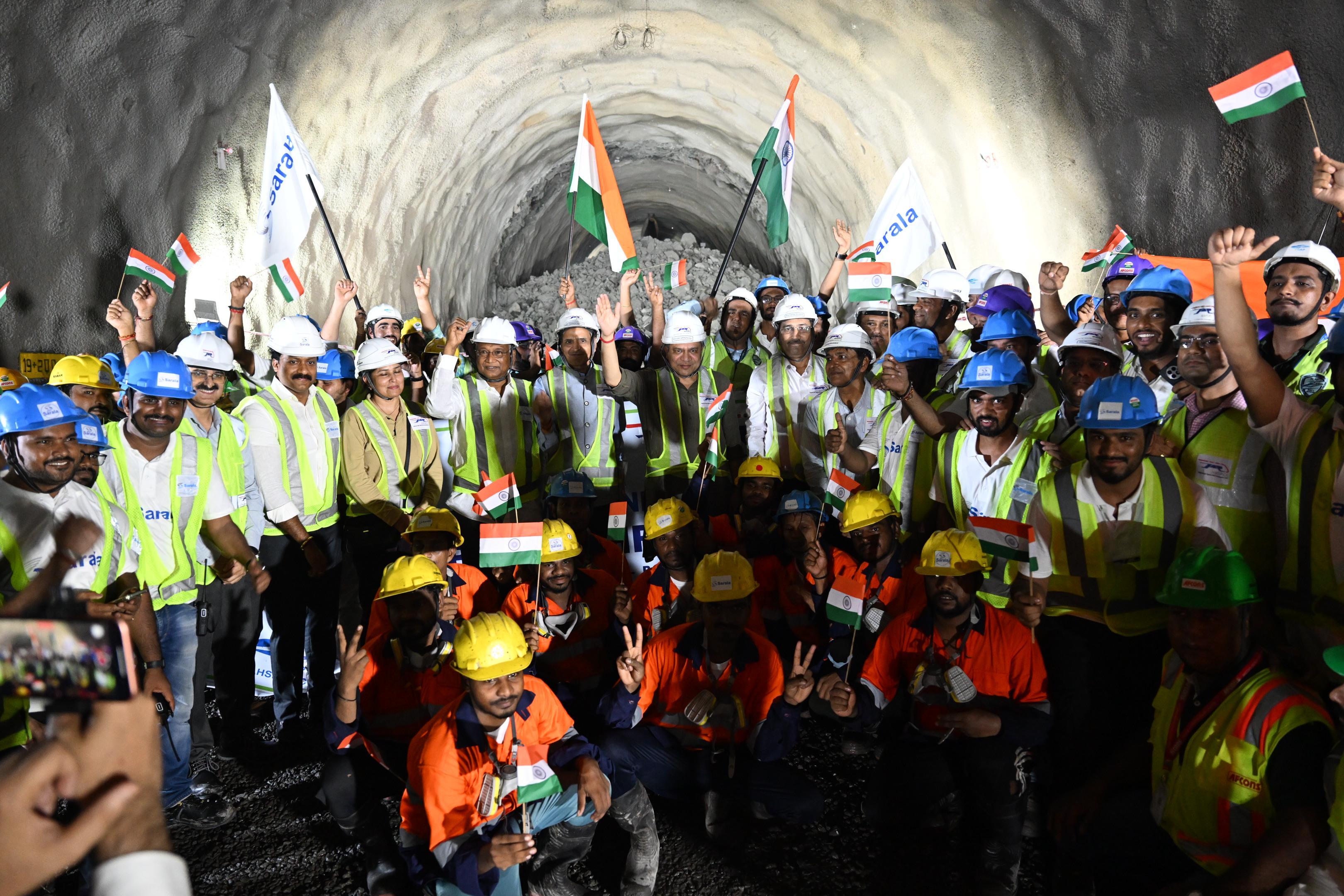 रेल मंत्री, माननीय श्री Ashwini Vaishnaw ने 20 सितंबर 2025 को घनसोली में मुंबई–अहमदाबाद बुलेट ट्रेन परियोजना के अंतर्गत 4.88 किमी लंबी सुरंग के ब्रेकथ्रू का साक्षी बने।